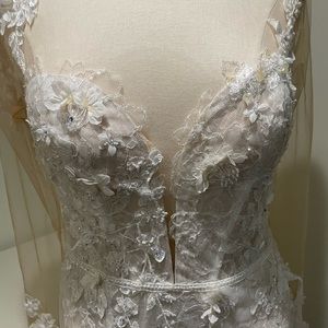 GORGEOUS Galina Signature Wedding/Prom dress!!! Size 8